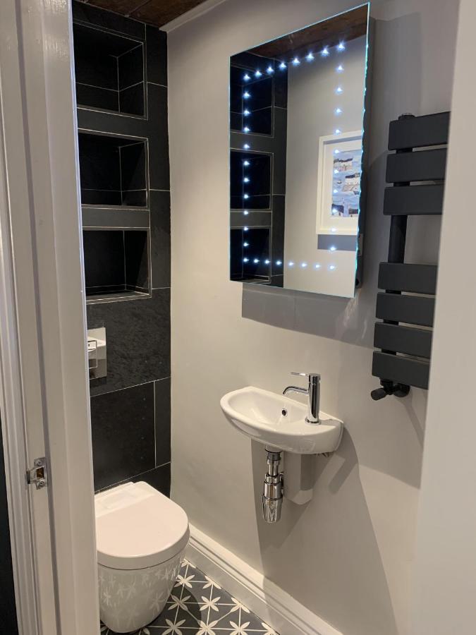 Min-Y-Fford Sleeps 6 Plus Pet Newport  Exteriör bild